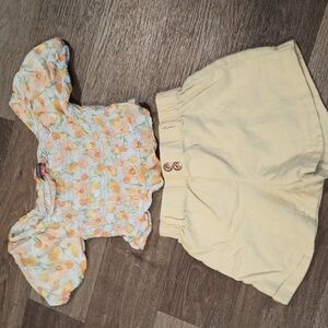 5/$20 Vince Camuto yellow size 6x linen shorts with off the shoulder flower top